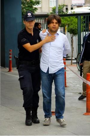 Bu srada polis, phelilerin balarn aaya emelerine izin vermeyerek eliyle yukar kaldrd. Polis ve askerlerden bazlar kendilerini grntleyen gazetecilere darbeci olmadklarn syledi.