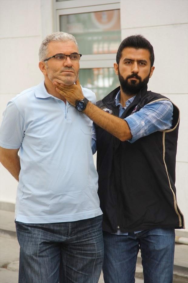 Mersin'de darbe giriiminde bulunduklar iddiasyla gzaltna alnan aralarnda Akdeniz Blge ve Garnizon Komutan Tuamiral Nejat Atilla Demirhan'n da bulunduu 7'si asker, 1'i sivil memur 14' polis 22 kii adliyeye sevk edildi. Polis, phelilerin balarn aaya emelerine izin vermeyerek eliyle yukar kaldrd.