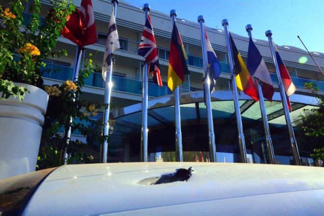 Operasyona katlan askerlere ordunun ynetime el koyduunun ve Erdoan' yakalamak iin geldiklerinin sylendii, Tmgeneral Snmezate'in de helikopterden operasyonu ynettii tespit edildi.