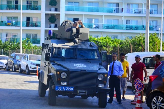 lk haberi duyar duymaz, kendisinin ailesini blgeden kurtarma refleksiyle onlar gvenli bir yere almak iin aba sarf ettiini anlatan Yazc, ardndan hemen Cumhurbakan Erdoan'n kald eve gelerek ieriye girdiini syledi. Yazc, o scak dakikalar u szlerle aktard: