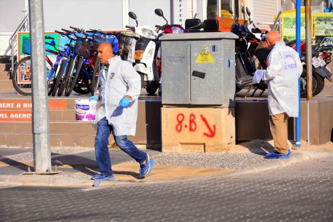 Ertesi gn zaten gidecekti. Ayn gn burada olduu duyuldu. Bunun zerine hzla gvenlik nlemleri artrld. Evin etrafnda sivil kyafetli birka koruma vard ncesinde..."