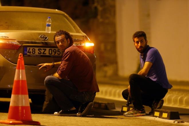 5 gndr oteldeydi. Aslnda otelde deil, otel blgemizdeki bir evde kalyordu. Ben kendisini, "Yorgun grnyorsunuz, bir tatile ihtiyacnz var" diyerek ikna etmitim.