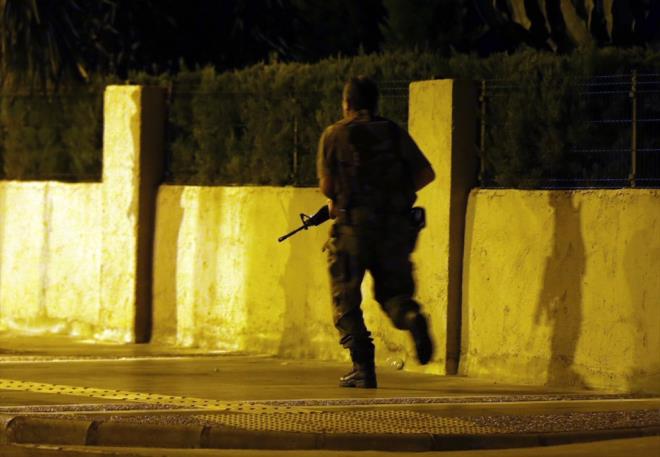 "AYNI GN BURADA OLDUU DUYULDU"    "Kimseyi rahatsz etmeden yapabilirsek..." demiti. O gne kadar da burada olduu bilinmedii iin, kimseyi rahatsz etmemek adna pek gvenlik nlemi yoktu