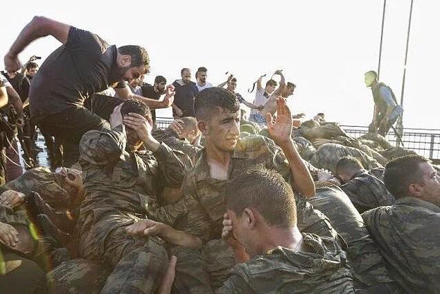 Halk bu arya uyarak meydanlara akn etmeye balad. Baz vatandalar tanklarn nn kesti ve durdurulan tanklarn zerine kt. Asker, polis ve sivil halk arasnda yaanan bu gerilim, sabah 06.00 sularnda Boazii Kprs zerindeki askerlerin silah brakmasyla yumuad. Ancak gece boyunca pek ok asker ve polis ehit oldu. Yaananlar ise oktan Trkiye Cumhuriyeti tarihindeki ac olaylar arasndaki yerini ald.