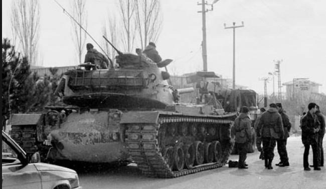 Bu dnem balca "gericilikle" mcadeleye sahne olmu, barts yasaklanm, pek ok renci ve kamu personeli bartl olduklar gerekesiyle devlet kurumlarndan uzaklatrlmtr.