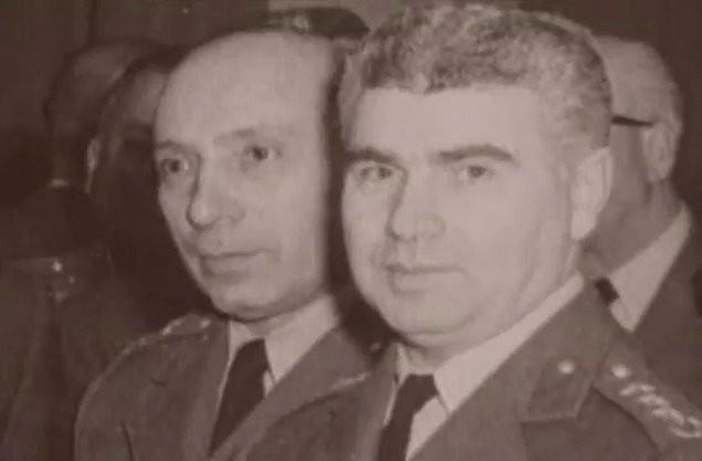 3. 22 ubat Ayaklanmas    <br>Olay, Harp Okulu Komutan Kurmay Albay Talat Aydemir'in, o yl Harp Okulu&#8217;nu bitirme dneminde bulunan 600 kadar astemeni toplayarak son gnlerde yaanan olaylar anlatmasyla balamtr. nk 20 ubat gn Hkmet ve Genelkurmay, belirli birlik kumandanlar iin sratle atama ve gzaltna alma ilemleri balatmtr. Bunun zerine harp okulu rencileri, komutanlarn teslim etmeme karar alrlar ve 22 ubat 1962 tarihinde Talat Aydemir ve arkadalar, ordu iindeki 27 Mayslarn tasfiyesi iin, 20 ubat gn atama ve gzaltna almalara kar bir direni balatr. Ancak netice olarak Talat Aydemir'in atamalarn durdurulmas ynndeki srarn smet nn kabul etmez ve Aydemir gzaltna alnr, renciler ise memleketlerine gnderilir.