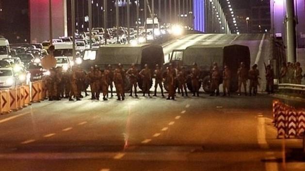 stanbul ve Ankara bata olmak zere birok ehirde tanklar sokaklara indi. Bata Cumhurbakan Recep Tayyip Erdoan olmak zere, Babakan Binal Yldrm, Eski Cumhurbakan Abdullah Gl ve mevcut Bakanlar, canl yaynlara telefonla balanarak halk sokaa kmaya davet etti.