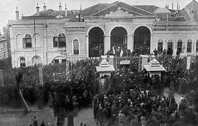 1. 1913 Bab- Ali Baskn  <br>  Olayn yaand tarihlerde Balkan Savalar'nda alnan hezimetler btn halkn ve muhaliflerin sinirlerini germiti. Bulgarlar neredeyse Edirne'yi alacak duruma kadar gelmilerdi. Halk bu durum karsnda Sadrazam Kamil Paa Hkmeti'ni sorumlu tutmaktayd. Netice itibaryla savatan alnan kt neticeler sebebiyle, ttihat Ve Terakki nderliinde ihtilal hazrlklar balamt. 23 Ocak 1913 gn o zamanlar binba olan Enver Bey nderliinde Bab- Ali'ye girildi.