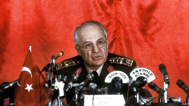 5. 1980 Askeri Mdahalesi  <br>  1971 muhtras tam olarak amacna ulaamamt. lkedeki terr, anari ve milli gvenlii tehdit eden unsurlarn nne geilememiti. 1972 ylnda bata Deniz Gezmi gibi birtakm devrimcilerin idam zerine olaylar daha da alevlenmi, silahl atmalar artmt. Artk lkede neredeyse her gn bir bomba patlyor, bir kahve taranyordu. Sa ve sol grl genler niversitelerde birbirlerine saldryordu.