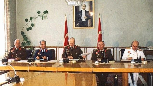 1979 ylna gelindiinde darbenin ayak sesleri kendini gstermeye balamt. 19 Temmuz 1980 tarihinde Nihat Erim'in suikasta uramas da olaylarn patlak verdii bir dnm noktasyd. Sonu itibaryla 12 Eyll 1980 gecesinde, dzenli bir biimde Trk Silahl Kuvvetleri tarafndan devlet ynetimine el koyuldu. htilal bildirgesi sabaha kar Genelkurmay Bakan Kenan Evren tarafndan televizyonlardan bizzat duyuruldu. 1961 anayasas uygulamadan kaldrld ve btn siyasi partiler kapatld. 1982 ylnda Trkiye Cumhuriyeti tarihini deitirecek yeni bir anayasa tasarland.