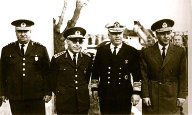 Sonu olarak 12 Mart 1971 tarihinde Genelkurmay Bakan Memduh Tama, Kara Kuvvetleri Komutan Faruk Grler, Deniz Kuvvetleri Komutan Celal Eyiceolu ve Hava Kuvvetleri Komutan Muhsin Batur tarafndan Cumhurbakan Cevdet Sunay'a bir muhtra verildi. Mektupta hkmetin istifas isteniyordu. Bunun zerine Babakan Sleyman Demirel istifasn sundu. Yeni kurulacak partiler st hkmet iin CHP Kocaeli Milletvekili Nihat Erim, Babakan seildi. 26 Mart gn CHP'ye istifasn sunarak bamsz bir babakan sfatyla partiler st kabineyi kurdu.