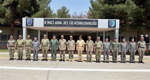 15 Temmuz&#8217;daki darbe giriimine katlan ve Ankara&#8217;y bombalayan 6 sava uann havaland Diyarbakr 8&#8217;inci Ana Jet ssnde darbe giriimi soruturmas kapsamnda aralarnda generallerin de bulunduu 83 kii ile ilgili gzalt ilemi yaplrken, ste 16 Temmuz&#8217;dan itibaren sessizliin hakim olduu belirtildi.  <p>    Elektrik ve sularn kesik olduu ste, polis zel harekat timlerinin ssn iinde devriye gezdii ssn askeri uulara kapatld ve sadece zorunlu durumlarda izne bal uularn gerekleebilecei bildirildi.