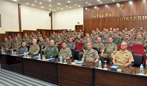 ORGENERAL AKAR VE KOMUTANLAR ZYARET ETMT<p>    Genelkurmay Bakan Orgeneral Hulusi Akar ve kuvvet komutanlar ile Jandarma Genel Komutan, Diyarbakr&#8217;daki 8&#8217;inci Ana Jet ss&#8217;n darbe giriiminden 10 gn nce ziyaret etmiti.  Ziyaret ile ilgili haber ve fotoraflar Genelkurmay Bakanl'nn internet sitesinde yle verilmiti:<p>  Genelkurmay Bakan Orgeneral Hulusi Akar; Kara, Deniz ve Hava Kuvvetleri Komutanlar ve Jandarma Genel Komutan ile birlikte, 5 Temmuz 2016 Sal gn Diyarbakr&#8217;da bulunan 7&#8217;nci Kolordu Komutanl, Jandarma Blge Komutanl ve 8&#8217;inci Ana Jet s Komutanl ile Marmaris&#8217;te bulunan Aksaz Deniz s Komutanl&#8217;nda bilgi alma, inceleme, grme ve bayramlama faaliyetinde bulunmutur."