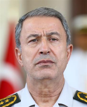 Orgeneral Hulusi Akar dn Babakan Binali Yldrm ve Milli Savunma Bakan Fikri Ik'la kameralarn karsna getiinde boazndaki darp izi dikkat ekti.
