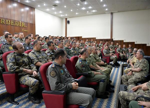 Darbe giriiminden nce Kuzey Irak, yurt ii operasyonlar ve eitim uular iin her gn uaklarn havaland 8&#8217;inci Ana Jet ssnde askeri uularn zorunlu olduu hallerde ve izne bal olarak gerekletirilecei kaydedildi. Yaanan olaylardan sonra dn Ankara&#8217;dan bir heyetin sse gelerek incelemelerde bulunduu da belirtildi.