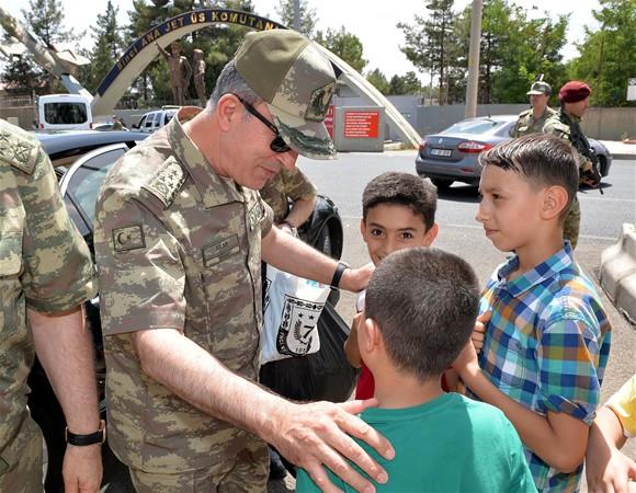 TRKYE&#8217;NN DOU HAVA SAHASINI KORUYAN S<p>    Diyarbakr&#8217;da bulunan ve daha nce ad 2&#8217;nci Hava Kuvvet Komutanl olan askeri s, hava harekatn tek bir merkezden ynetmek zere &#8217;Komutan Yardmcl ve Birletirilmi Hava Harekt Merkezleri Komutanl&#8217; olarak ad deitirildi.<p>  Trkiye&#8217;nin dou hava sahasn korumak ile grevli olan sse bal, 5&#8217;inci (Merzifon), 7&#8217;nci (Malatya Er-Ha), 8&#8217;inci (Diyarbakr) Ana Jet s komutanlklar ve Batman, Erzurum, Mu, Sivas&#8217;ta yedek meydanlar bulunuyor.  Diyarbakr&#8217;daki 8 ve Merzifon&#8217;daki 5&#8217;inci Ana Jet slerinde F-16&#8217;lar, Malatya&#8217;daki 7&#8217;nci Ana jet ssnde ise F-4 sava uaklar ounlukta grev yapyor.