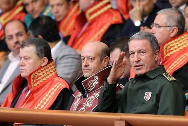 TBMM'de dn yaplan olaanst toplantya Genelkurmay Bakan Orgeneral Hulusi Akar da katlmt. Akar'n boazn niformasyla kapatt grlmt.