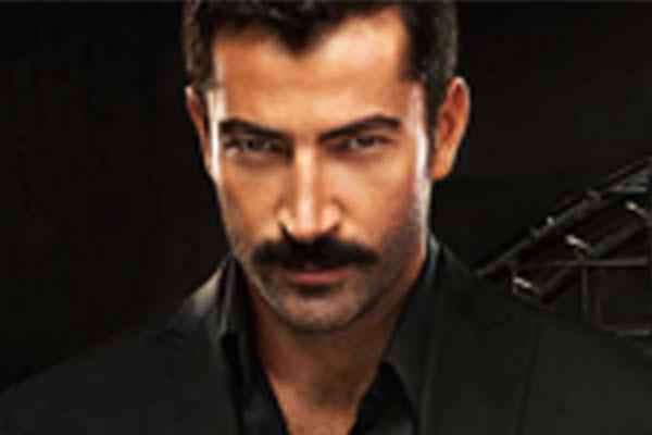 nl oyuncu, sosyal medyada Trk bayra nnde ekilmi grntl mesajn paylat.