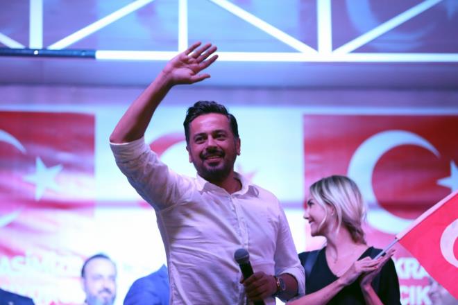 Sanatlar byk tepkilerin ardndan nihayet harekete geti ve darbeye kar demokrasiden yana tavr koydu.