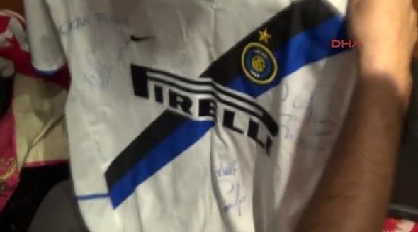 Odada dikkat �eken di�er bir unsur ise beyaz "el semboller". Duvara monteli el sembollerine Kur'an-� Kerim ile tesbihler konulmu�.