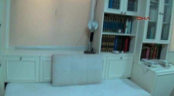 Camekanl� sergi b�l�m�nde �e�itli ta�lardan yap�lan tesbihler, i�inde �e�itli yerlerden getirilmi� topraklar�n da bulundu�u �ok say�da g�m�� kutular, k�l��lar, baz� eski milli futbolcular�n formalar� da yer al�yor.