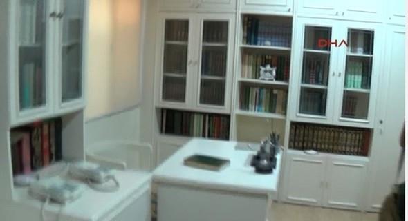 G�LEN'E YEM�N �DD�ASI    Yamanlar Kolejinde yeti�en "se�ilmi� ��rencilerin" �zellikle askeri liselere yerle�tirildi�i, �rg�tle ba�lar�n� gizli tutan bu ��rencilerin harp okullar�ndan mezun olanlar�n�n ard�ndan kolejdeki �zel odada G�len'e "ba�l�l�k yemini" etti�i ve "himmet s�z�" verdi�i �ne s�Yine okuldan yeti�en "se�ilmi� ��rencilerin" emniyet te�kilat�na ve kamu kurumlar�na yerle�tirildi�i �ne s�r�l�yor.