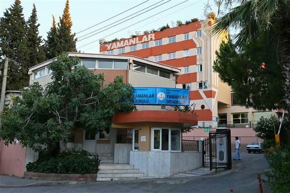 Yine duvara monte, etraf� k���k y�ld�zlarla donanm�� bir T�rk bayra�� tablosunun bulundu�u odada, �zerinde terazi bulunan s�tun ile heykeller, duvara monte d�nya haritas� ve b�y�k toplant� masas� yer al�yor.