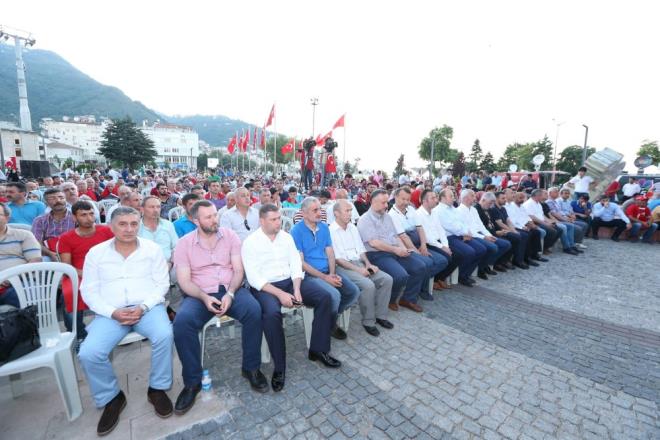 Kalabal���n b�y�k ilgi g�sterdi�i gelin ile damat daha sonra k�rs�ye ��karak T�rk bayra�� ile meydan� selamlad�lar.