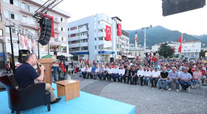 D���n t�renlerini erken bitiren Samet Akba� ve Ebru K�seli (Akba�), "demokrasi meydan�na" gelerek darbe giri�iminde �ehit olan asker, polis ve vatanda�lar i�in okunan Kur’an-� Kerim tilavetine kat�ld�.