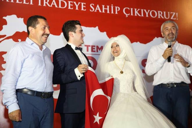 Ordu Valisi �rfan Balkanl�o�lu ile Ordu B�y�k�ehir Belediye Ba�kan� Enver Y�lmaz, �i�e�i burnunda gelin ile damad� tebrik ederek, iki cihan saadeti diledi.