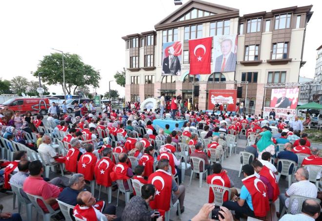 Ordu B�y�k�ehir Belediye Meydan� �n�nde �� g�nd�r demokrasi n�beti tutan kalabal���n d�n gece ilgin� bir misafiri oldu.