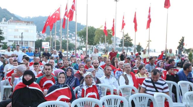 Ordu’da ya�anan darbe giri�imine kar�� binlerce insan, �� g�nd�r meydanlarda demokrasi n�beti tutuyor.