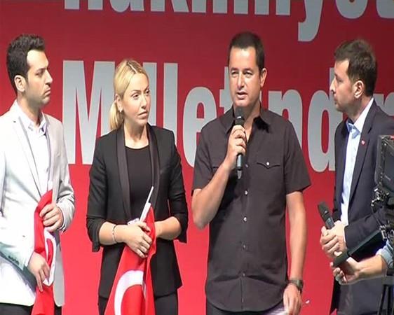 Acun Il�cal�, "Bug�n burada bulunmaktan �ok gururluyum. hayat�m�z boyunca kahramanl�k �yk�leri dinledik, okuduk. Ama bunlar� bu kadar net ya�ayaca��m�z akl�ma gelmezdi. Bu kahraman m�cadelede �ehit olan t�m �ehitlere Allahtan rahmet diliyorum. Gazilerimize acil �ifalar diliyorum. Dik duru�uyla hepimize �rnek olan ve liderli�ini g�steren Say�n Cumhurba�kan�m�za ��kranlar�m� sunuyorum. Bug�n bunu hepimiz �ok iyi anlad�k ve iliklerimize kadar hissettik. �ehitler �lmez vatan b�l�nmez" diye konu�tu.