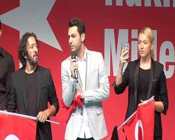 Murat Y�ld�r�m, "�ncelikle Cumhurba�kan�m�za ve b�t�n milletimize ge�mi� olsun diliyorum. Bizim inanc�m�zda her �erden bir hay�r ��kar. T�rkiye'nin kalbine giden damarlar t�kanm��t� bu vatan hainleri ter�ristler taraf�ndan. Bu ameliyat�n sonucunda T�rkiye'nin damar yollar� a��ld�. Hi� kimse boynunu e�mesin. �ehitlere de burada Allahtan rahmet diliyorum. Cuma gecesi T�rkiye bu ameliyattan kurtuldu. Bir daha da b�yle bir�eyi Allah kimseye ya�atmas�n"