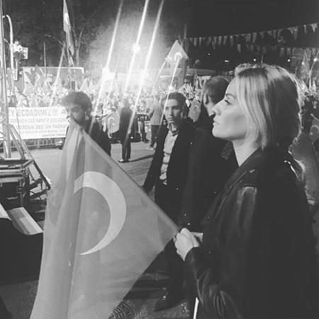 �sk�dar K�s�kl�'da ger�ekle�tirilen t�rene kat�lan Erol, sosyal medya hesab�nda payla�t��� foto�raflar�n alt�na "Demokratik bir �lkede insanca hayat�n� s�rd�rebilmek i�in ya�am�n� hi�e sayan vatanda�lar�m�za Allah'tan rahmet diliyorum" notunu d��erek sevenlerine demokrasiye sahip ��k mesaj� verdi.