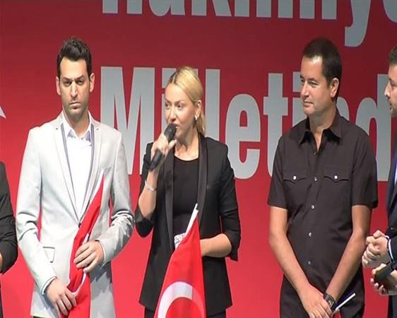 Hadise; "Burada aran�zda olmaktan �ok gurur duyuyorum. Kendisini vatan�m�z i�in feda eden b�t�n �ehitlerimize Allahtan rahmet ve yak�nlar�na hepimize sab�r diliyorum. �ok zor bir d�nem ge�iriyoruz ama biz �ok g��l� bir toplumun evlatlar�y�z. Bunu da atlataca��z eminim. Hepinizi �ok seviyorum ve Cumhurba�kan�m�za �ok te�ekk�r ediyorum bizleri korudu�u ve sevdi�i i�in" ifadelerini kulland�.