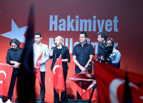 15 Temmuz darbe giri�iminin ba�ar�s�z sonu�lanmas�n�n ard�ndan vatanda�lar�n demokrasi n�beti devam ediyor. G�nlerdir K�s�kl�'da tutulan n�bete �nl�lerden de destek geldi.