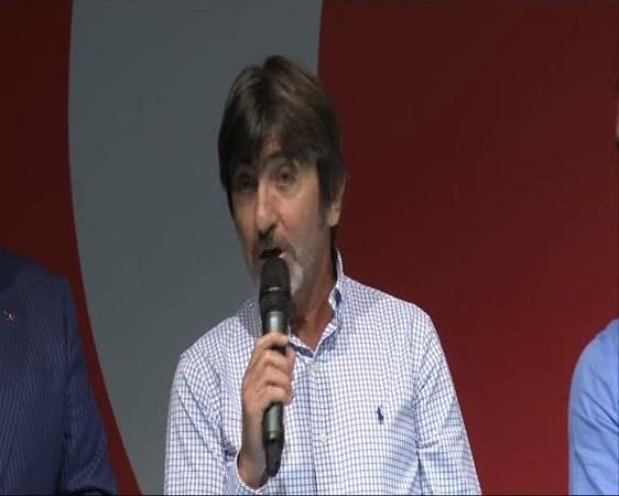 R�dvan Dilmen de; 1980 y�l�nda darbeyi g�rd���n� belirterek, "Allah�m demi bir daha in�allah darbeler olmaz. �ok ��k�rler olsun ki b�y�k liderimiz Say�n Cumhurba�kan�m�z �nderli�inde �zellikle vatanda�lar�m�z�n katk�s�yla �nlendi. Allah �ocuklar�m�za torunlar�m�za g�stermesin. �ehitlerimize rahmet diliyorum. Gazilerimize de sa�l�klar diliyorum. Benim Say�n Cumhurba�kan�m�zdan bir ricam olacak. Bo�azi�i K�pr�s�n�n ad�n�n �ehitler K�pr�s� olarak de�i�ip tarihe ge�mesini rica ediyorum" dedi. G�ksel G�m��da� da konu�mas�n�n ard�ndan Hadise'den istiklal Mar��'n� okumas�n� istedi. Sahnede hep birlikte �stiklal Mar�� okundu.