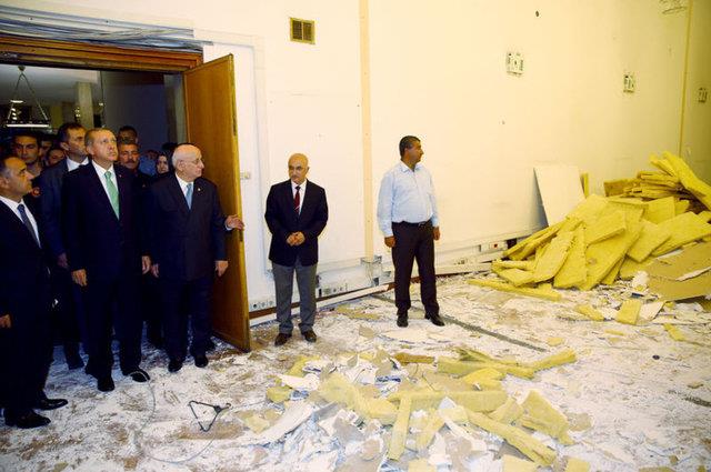 Cumhurba�kan� Recep Tayyip Erdo�an, 15 Temmuz'da meydana gelen darbe giri�iminde darbeci askerler taraf�ndan bombalanan ve hasar g�ren TBMM'yi ziyaret etti.