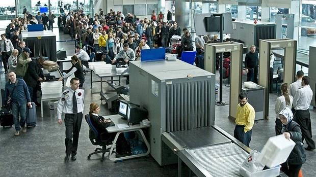 Ye�il pasaportlu emeklilerin ise vize ihlal b�l�m�ne gittikten sonra pasaport ve biletlerini ibraz etmeleri gerekiyor. GBT ara�t�rmas� sonucunda herhangi bir sorun yok ise u�malar�na izin verilmiyor.