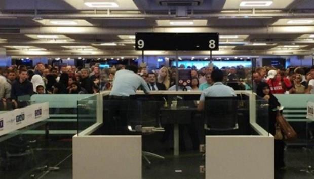 Burada GBT ara�t�rmas� yap�ld�ktan sonra seyahat edecek ki�ilerden bilet, pasaport ve �al��t��� kurumdan al�nm�� “yurtd���na ��kmas�na mani bir durumu yoktur” yaz�s�n�n �slak imzal� hali isteniyor. ��yeri yaz�s�nda bu ibare yer almayanlar�n u�u�una izin verilmeyece�i �srarla belirtiliyor.