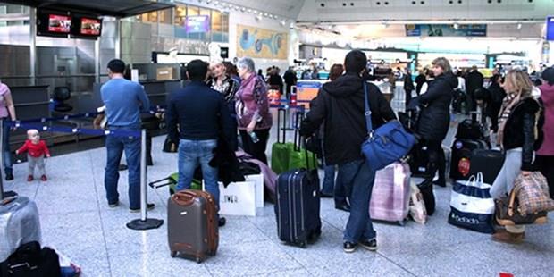 E�er kamu �al��an� iseniz yan�n�zda mutlaka �al��t���n�z kuruma ait bir yaz� ve yaz�da da “yurtd���na ��kmas�na mani bir durumu yoktur” ibaresinin yer almas� gerekiyor.