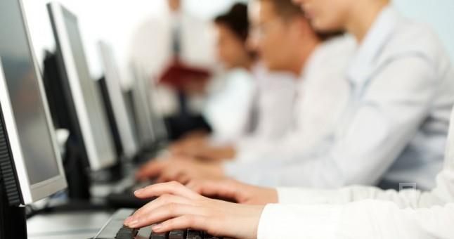 Etkin bir bakan, ikinci y�ntemin benimsendi�ini belirtirken, "Darbeye kalk��acak kadar ileri gittiler. 2-3 g�n de�il, 1 saati bile bo�a harcarsan�z gecikmi� olursunuz" diye i�in vahametini ortaya koydu.