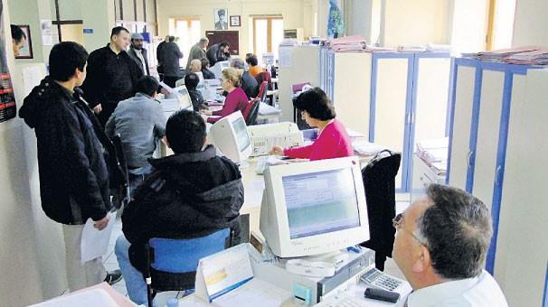 Kanun h�km�nde kararnameyle (KHK) her bakanl��a tasfiyeler konusunda yetki verilecek. Bakanl�klarda kurulan komisyonlar belirlenen 10 kritere g�re karar verip listeyi haz�rlad�ktan sonra ilgili bakan�n onay�yla tasfiyeler ger�ekle�tirilecek. Bakanlar Kurulu toplant�s�nda, 2 y�ntem g�r���ld�.