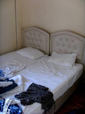 E�er sabah kalkar kalkmaz yata��n�z� topluyorsan�z, toz akarlar�na "Millet toplan�n parti var!" demi� oluyorsunuz.