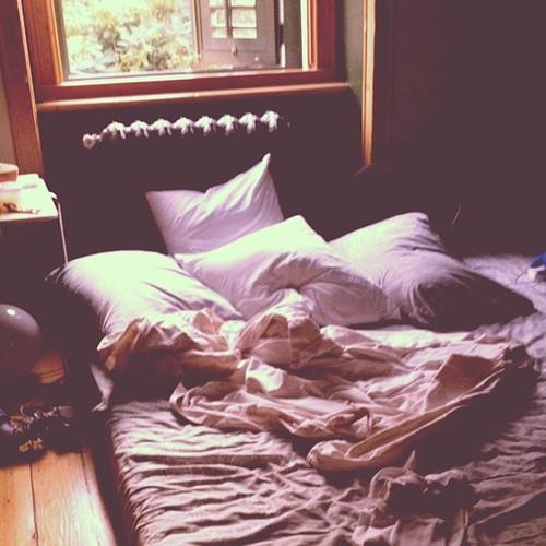 Her ka��nd���m�zda ve sabit durdu�umuz her noktada ard�m�zda toz akarlar�n�n yutabilece�i deri par�ac�klar� b�rak�yoruz.