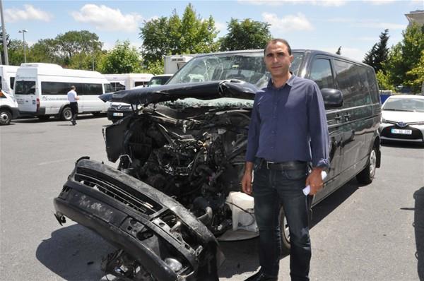 Aksan, i hatlar geli terminaline yrdnde iki tankn son srat  ieriye doru geldiini, vatandalarn da onu takip ettiini ifade ederek, hemen  aracnn nne Trk bayra astn bildirdi.