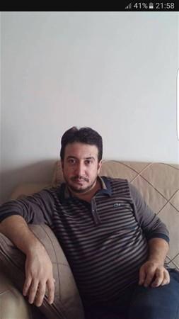 15 Temmuz'daki darbe giriimi gecesinde Cumhurbakan Recep Tayyip Erdoan'n arsyla pijamasyla sokaa ktktan sonra hayatn kaybeden Akn Sertelik'in yks.    <p>  "Gece telefonumuz yana yana alyor. Annesiydi arayan. Hastanede hasta kz kardei olduu iin korktum. Hayrdr dedim. Hemen kalkt. Televizyonu at. Aar amaz cumhurbakanmzn arsn duydu. Bayra verin dedi. Ben bayra alp darya kacaz diye dndm. Bayra darya ast. ocuklar ayaktayd. Bayra ast. nmzden geti. Yatak pijamasyla kalkt. Giyinmedi bile. Eline telefonunu ald, gitti."