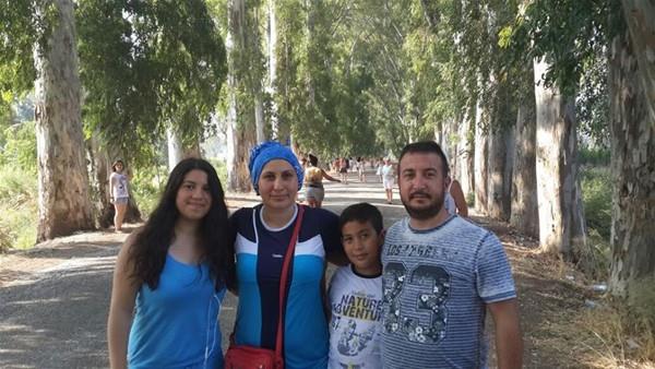 Karmda Sema Sertelik var.  Taksi ofr ei Akn Sertelik o gece hayatn kaybeden 179 sivilden, mahalleden kprye bir rpda varanlardan biri.  Mahalledekiler kprye arabayla ulamann yryerek gitmekten daha uzun srdn; o gece pek ok kiinin bu mahalleden yayan ekilde kprye ulatn anlatyor.  <p>  Canl yaynda sivillerin askerler tarafndan tarand bu yerde yaanan anlar ise her gn yeni bir grnt ile ortaya kyor. Grntnn as, kalitesi, sesler deise de tek bir ey sabit kalyor: Tanklarn zerine doru sivillere ate eden askerler.