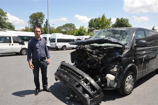 Direksiyonu bir anda tanklarn nne doru krdn anlatan Aksan,  unlar kaydetti:    <p>      "O dakika tabii ki vatandalar daha fazla aka ve evke geldi.  Kendilerini tanklarn nne siper ettiler. Ben de kaplar ieriden kilitledim.  'Beni karmasnlar, ezerseler de ezsinler' dedim. Tank, ilk hamlede arabann  stne kt, sonra geri kt. 10-15 saniye sonra tam gaza basarak, insanlar  eze eze, datarak, bast geti. kinci tank brakmadk, ikinci tank orada  kald. Ertesi gn saat 04.00'e kadar buradaydk. Daha sonra artk tkendik.  Emniyete gittik, arabam buraya ektiler. Rapor falan tuttuk tabii. Ara kendi  aracm."